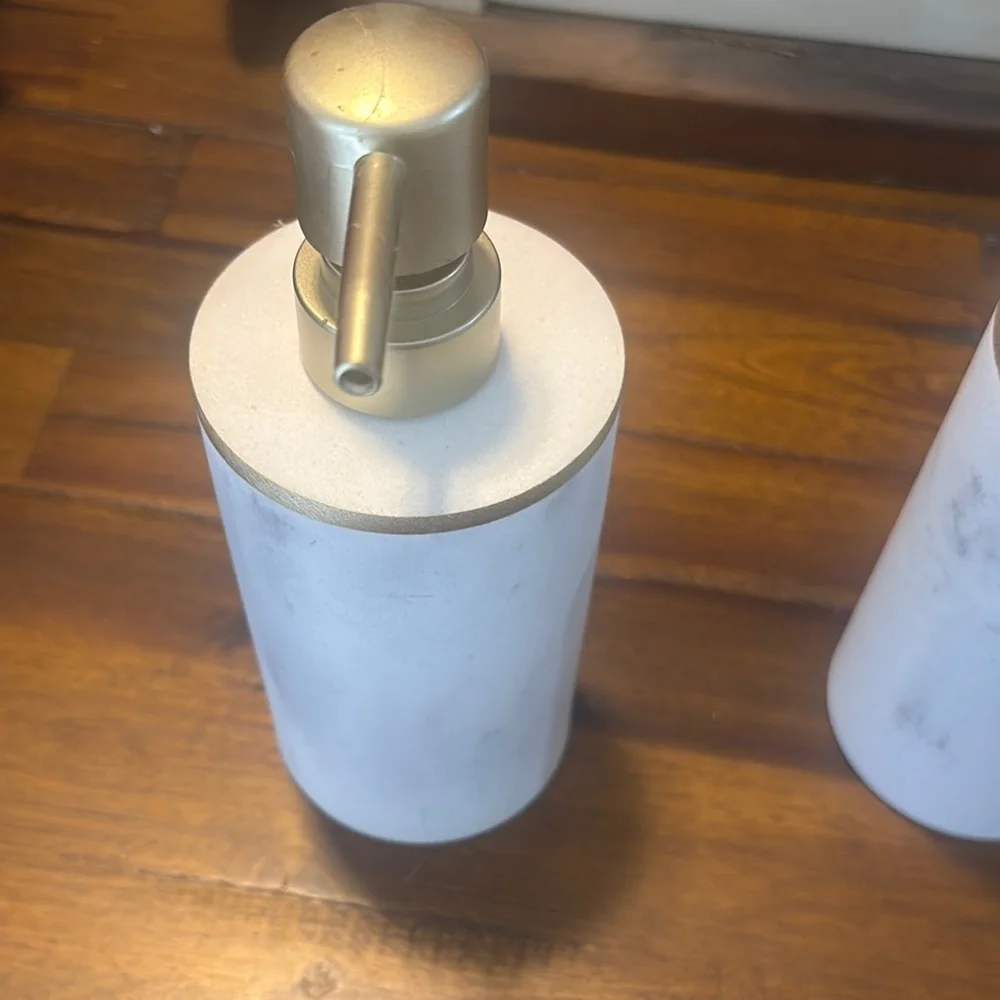 White marble and gold tooth. Rush holder and soap dispenser.